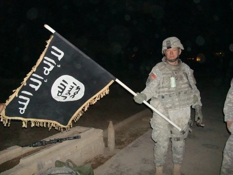 U.S._Army_soldier_with_captured_ISIS_flag_in_Iraq,_December_2010 marathipizza