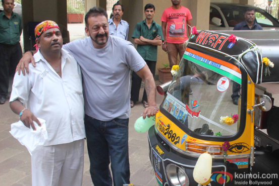 sanjay-dutt-meets-his-fan-rickshaw-driver-sandeep-bacche-inmarathi
