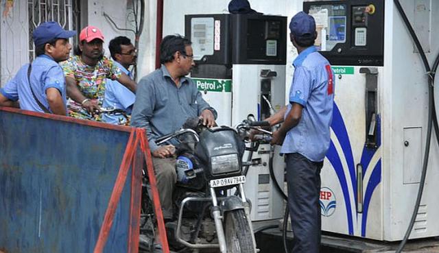 Petrol-Bunk-Scam-India-inmarathi
