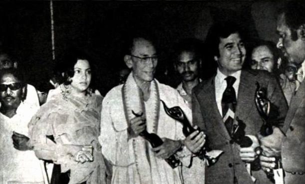SD Burman, Rajesh Khanna & others received award in the function shown to user