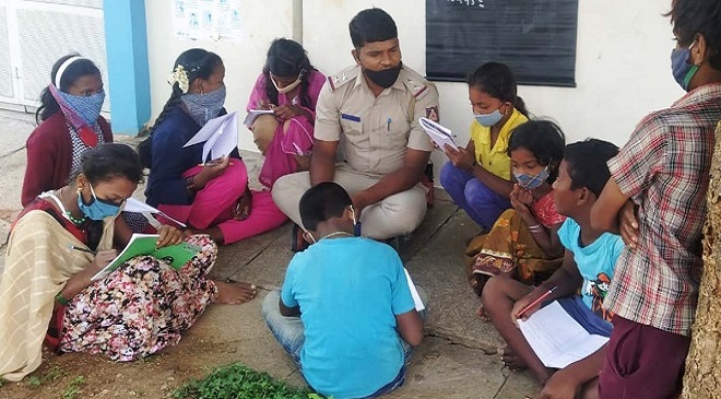 banglore cop teaches migrant inmarathi4