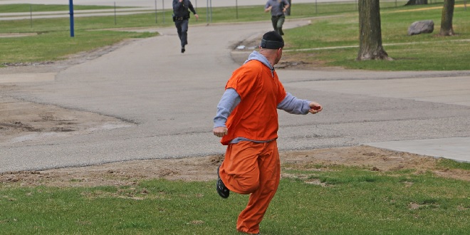 prisoner running inmarathi