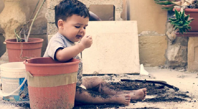 child eating soil inmarathi